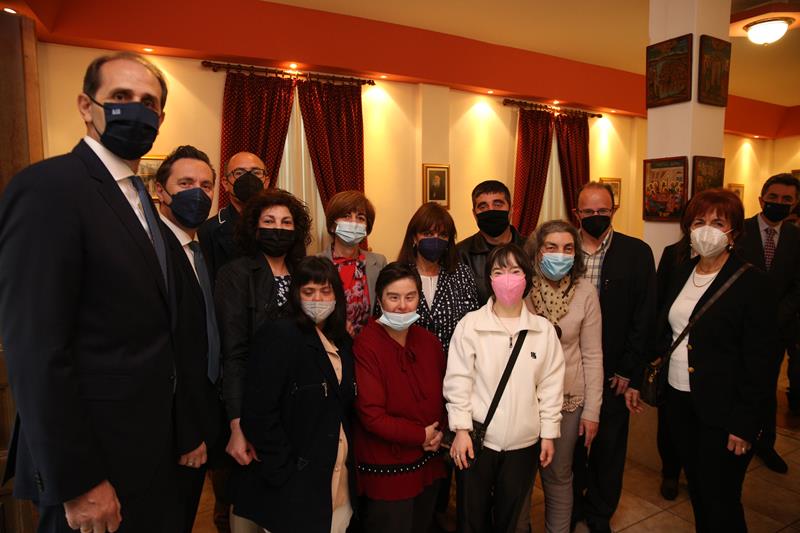Παιδιά και ενήλικες από το ΚΔΑΠ ΜΕΑ του Δήμου Νάουσας, το ΕΕΕΚ Νάουσας και το δημιουργικό Εργαστήρι για ενήλικα ΑμεΑ της Νάουσας "ΥΦΑΔΙ" συνάντησε την Κυριακή 1η Μαϊου η Πρόεδρος της Δημοκρατίας Κατερίνα Σακελλαροπούλου στο πλαίσιο της επίσκεψής της στην πόλη για τις επετειακές εκδηλώσεις των 200 ετών από το Ολοκαύτωμα της πόλης